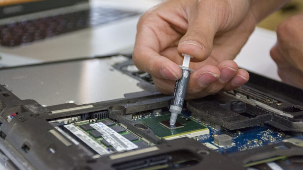 Applying thermal paste to a laptop GPU